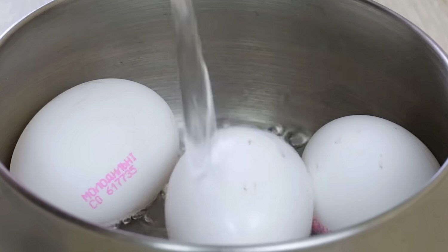 Кулінари розповіли, як варити яйця, щоб вони не тріскалися
