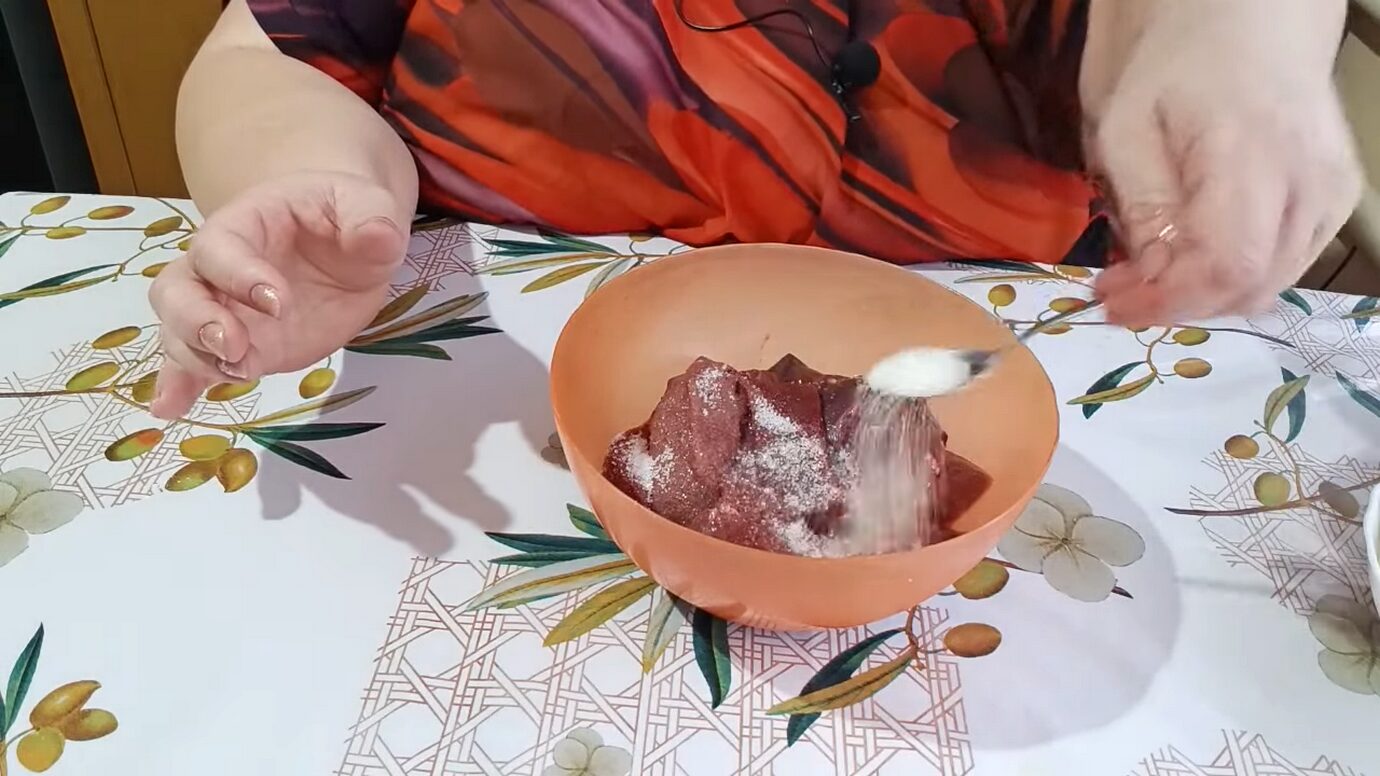 Шеф-кухарі розповіли, який інгредієнт зробить печінку ніжною та соковитою