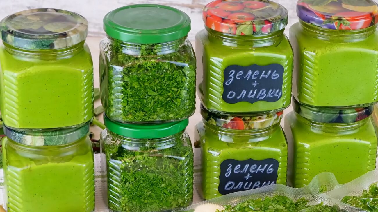 Господині розповіли, як зберігати зелень свіжою без морозильника і консервації