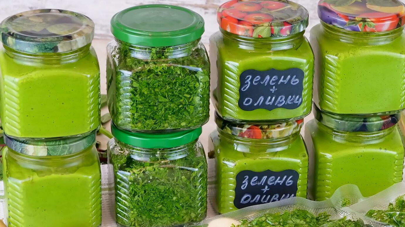 Господині розповіли, як зберігати зелень свіжою без морозильника і консервації