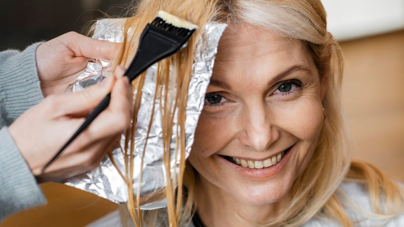 Колористи назвали найкращу техніку фарбування для сивого волосся