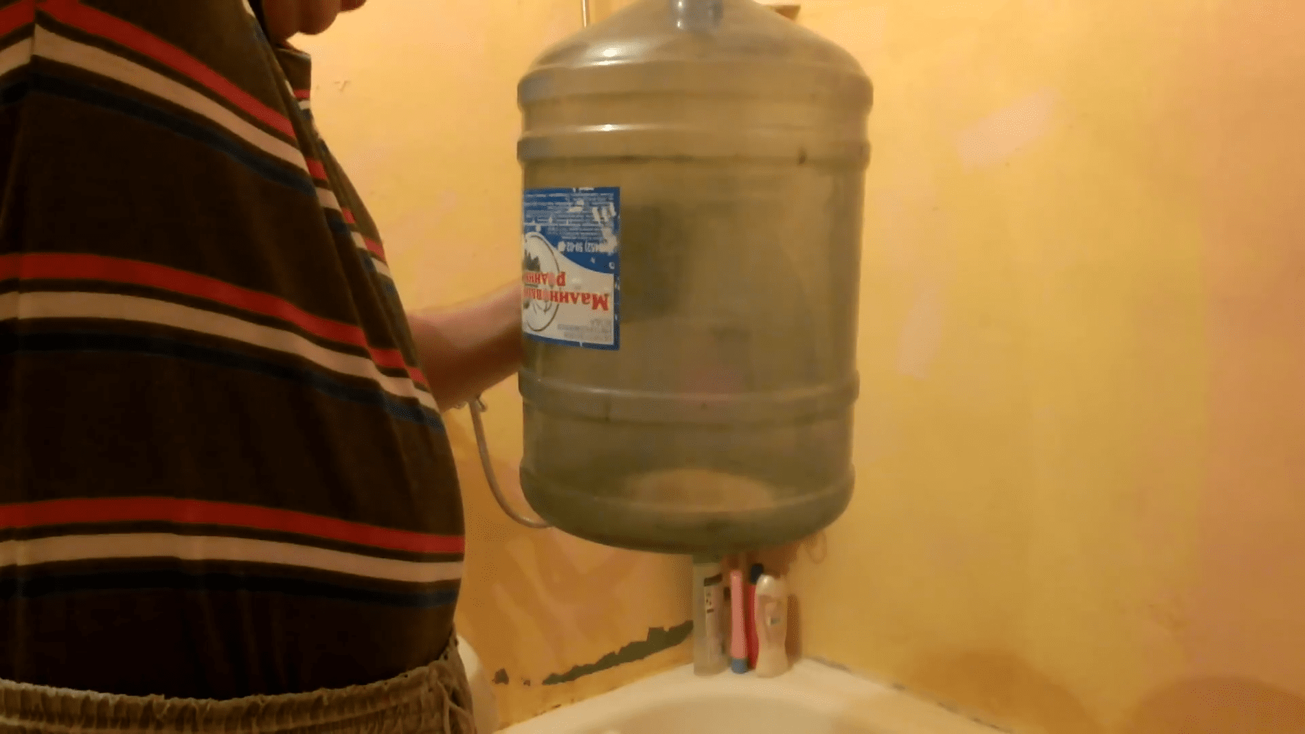 Експерти розповіли, як відмити бутлі від зеленого нальоту всередині
