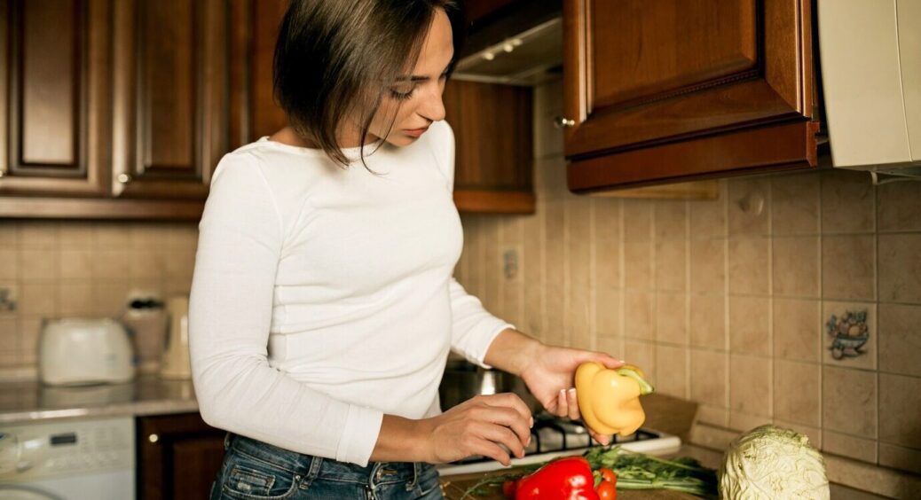 Як я раніше жила без цього? 7 кухонних лайфхаків, які спростили моє життя та зробили кухню значно зручнішою 