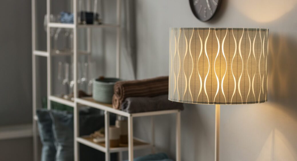 Абажур на торшері з роками став справжнім “пилозбірником”: 1 штучка за 40 грн вирішила питання на раз-два 