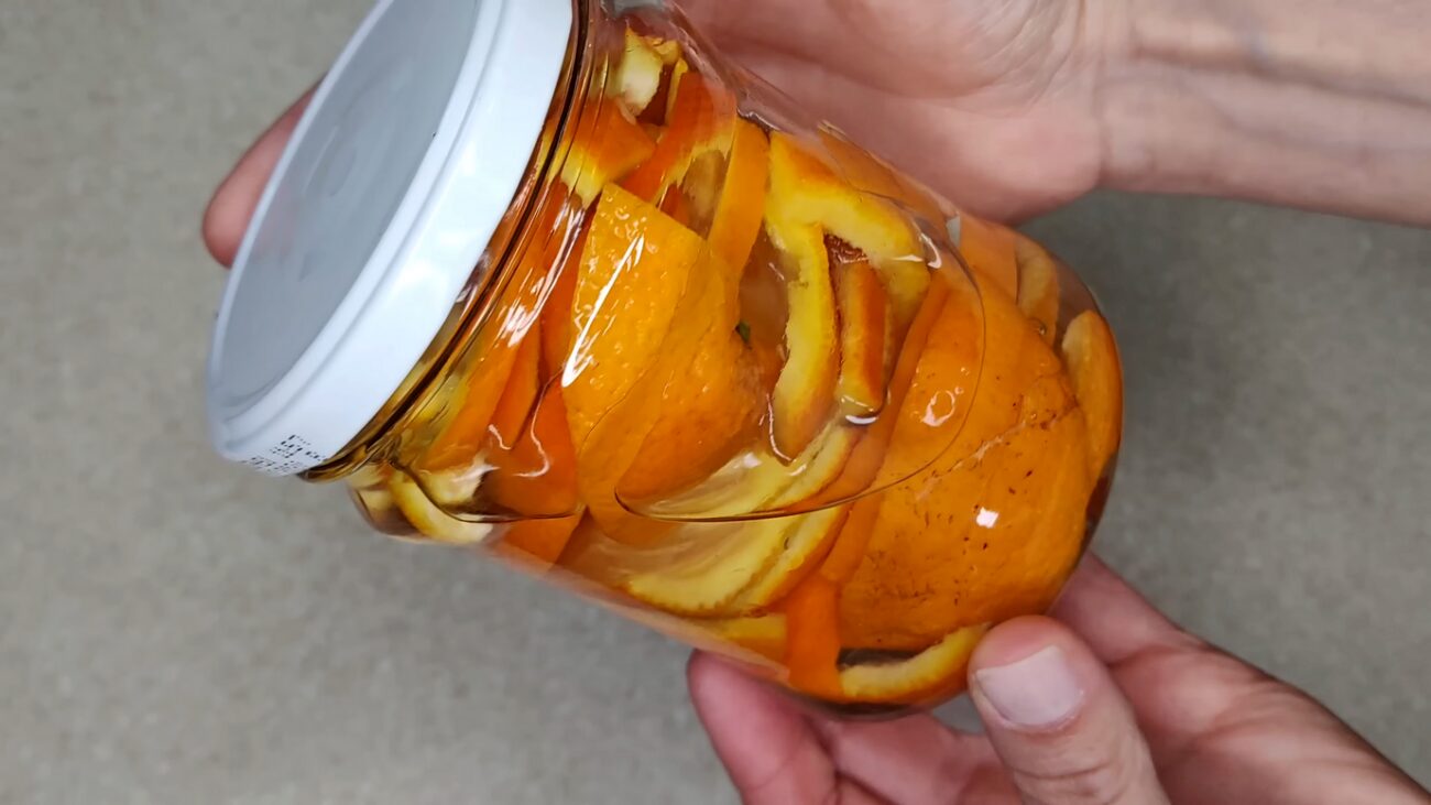 Господині розповіли, як із відходів приготувати ефективний засіб для миття кухні