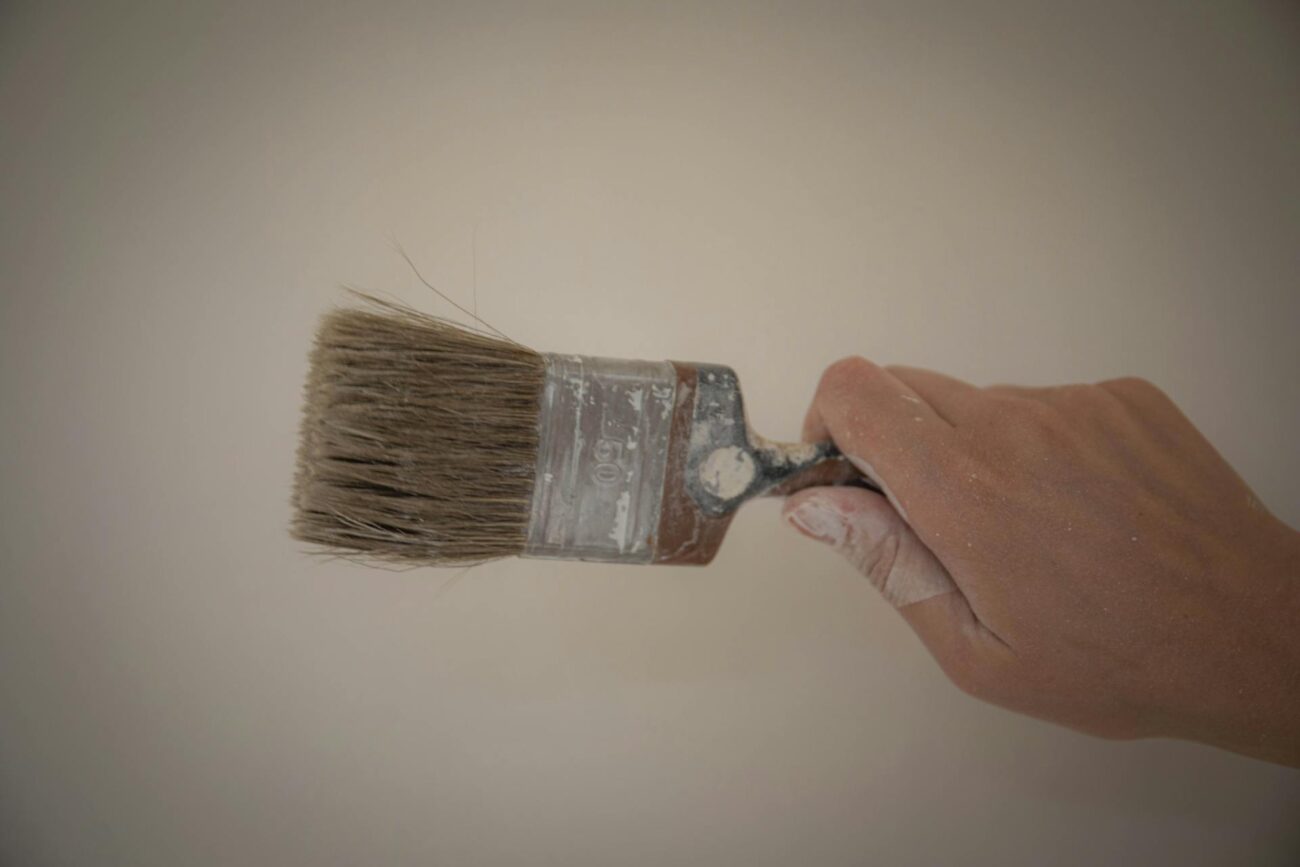 Експерти розповіли, як швидко очистити пензлики з ремонту від засохлої фарби в домашніх умовах
