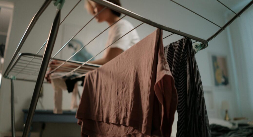 Для “забувак” – ідеальний лайфхак: як позбутися запаху цвілі з одягу – робоча порада моєї 89-річної бабусі 