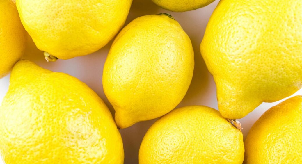 Беру лимонні кірки і зачиняюсь у ванній кімнаті на 10 хвилин: простий “трюк”, якому навчила подруга з Польщі 