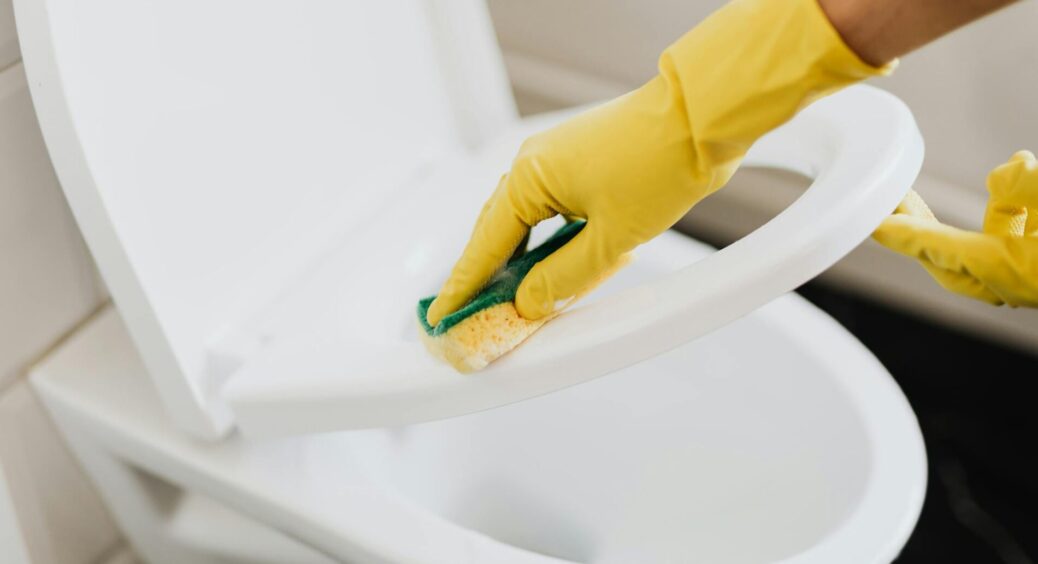 Прибираю квартиру за 15 хвилин: прибиральниця з елітного готелю розкрила “брудний секрет чистоти” 