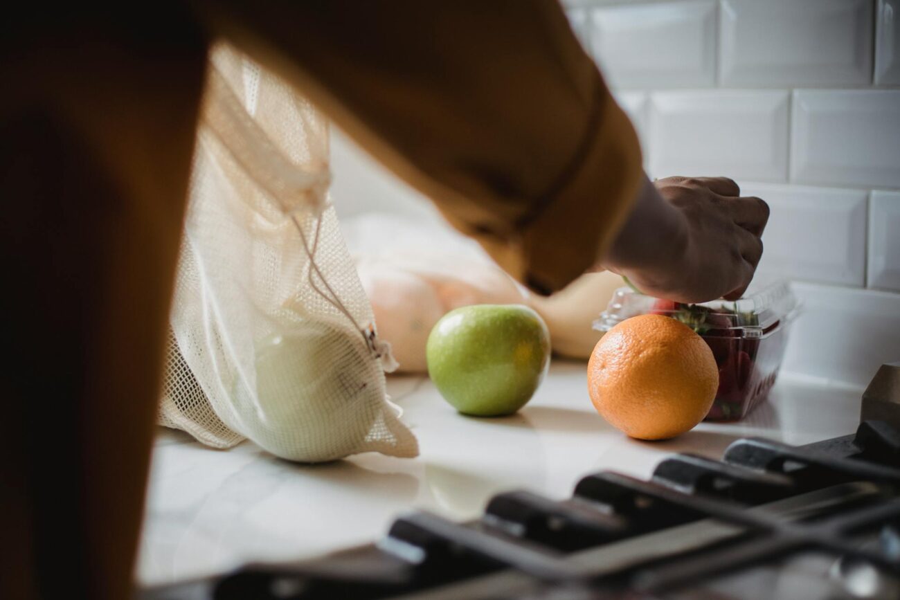 Експерти розповіли про надійні способи зберігати продукти в холодильнику свіжими довго