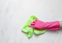 Я думала, що знаю всі лайфхаки для дому, поки не спробувала серветки з морозилки: 1 хитрість для прибирання Господині порадили незвичний лайфхак з серветками для прибирання