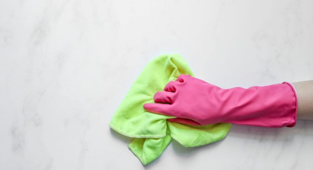 Я думала, що знаю всі лайфхаки для дому, поки не спробувала серветки з морозилки: 1 хитрість для прибирання 