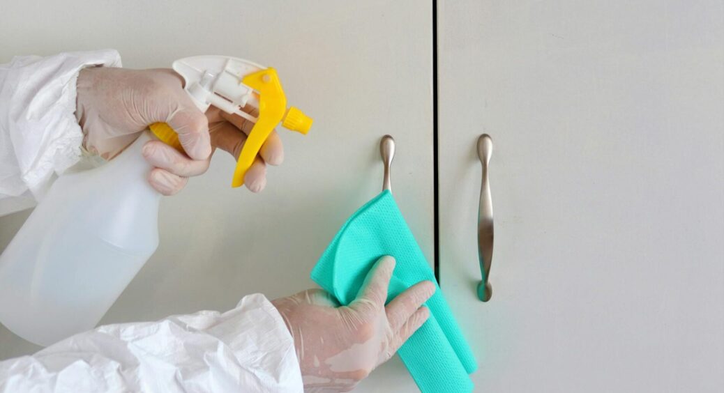 Драбина не потрібна: свекруха-господиня розповіла секрет, як позбутись від пилу зверху на меблях за 5 секунд 