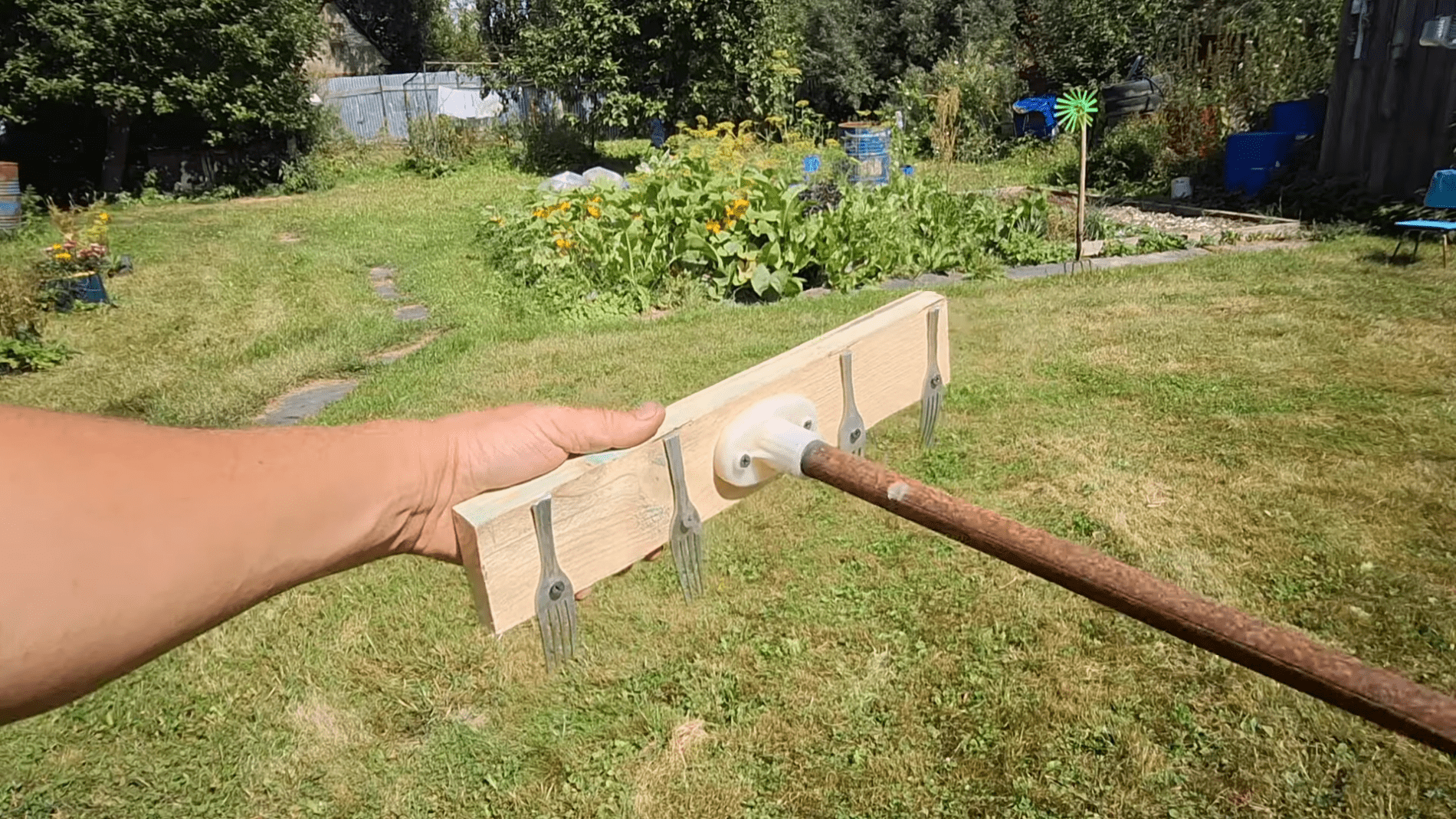 Експерти розповіли, як зробити саморобний розмітник для грядок