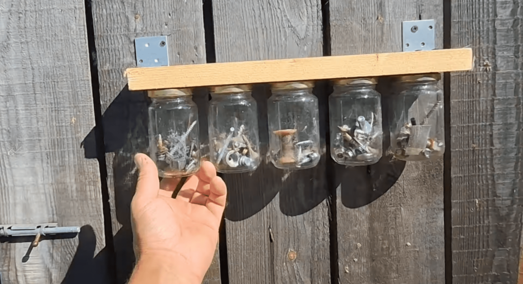Взяла пару скляних банок, декілька кришок і за 4 хв змайструвала чоловіку органайзер в гараж: всі отетеріли 