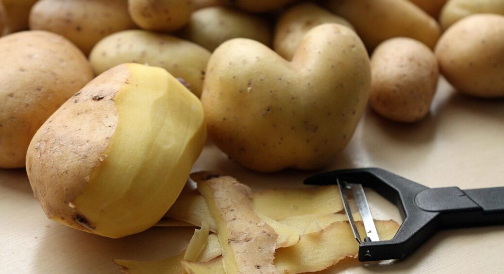 Викидаєте шкірку від овочів? А “мішленівські” шефи готують з них делікатеси: спробуйте з буряком і картоплею 