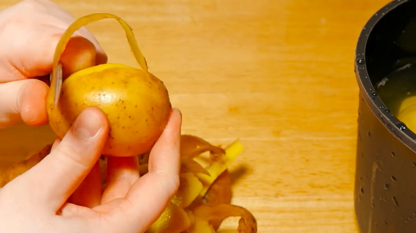 Господині поділилися рецептом ефективного добрива з картопляних шкірок