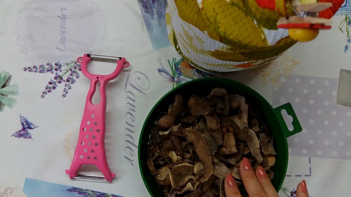 Господині поділилися рецептом ефективного добрива з картопляних шкірок