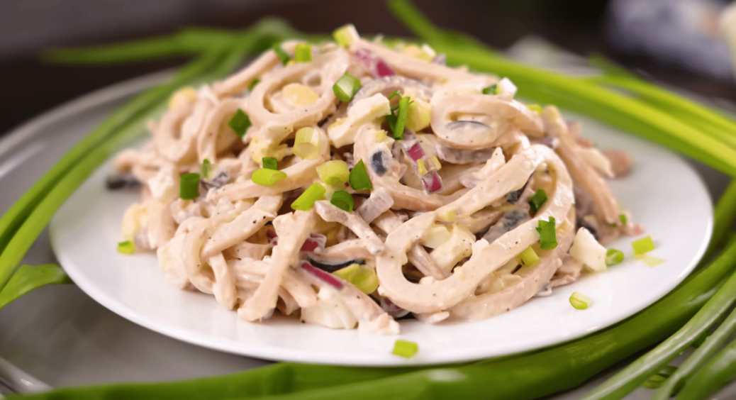 Знайшла в записах свекрухи рецепт салату “Морський бриз”: саме він колись підкорив її чоловіка 