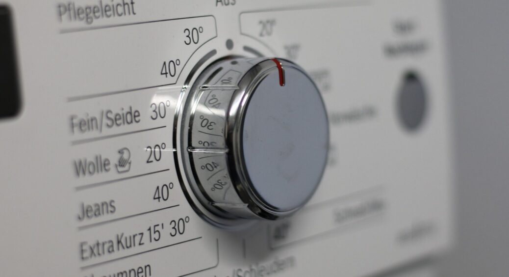 Як випрати шубу в пральній машинці, щоб вона “не облисіла”: після беру в руки щітку – лайфхак з хімчистки 