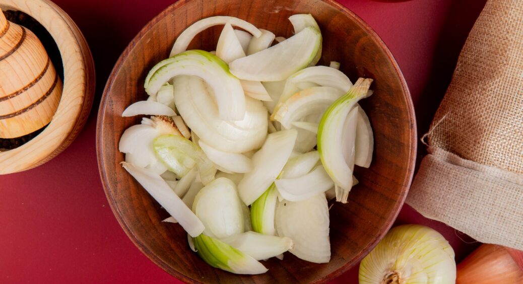 Можу нарізати хоч 10 кг цибулі і не вити, як “білуга”: цьому методу навчив свекор, він працював на кухні 