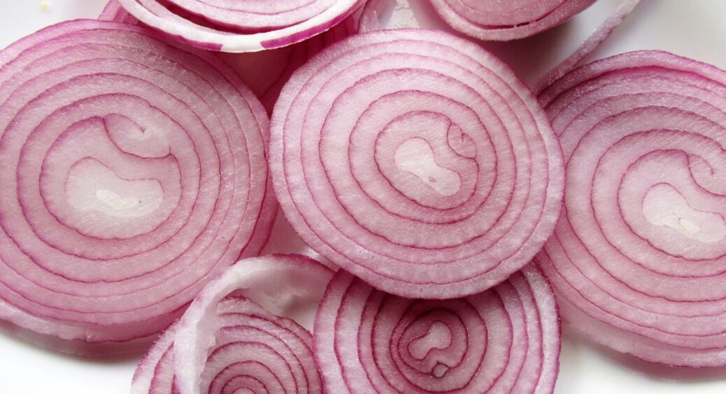 Ніяких “хитрих” ножів: секретний спосіб нарізати цибулю так, аби й сльозинки не проронити. Порада кулінарів 