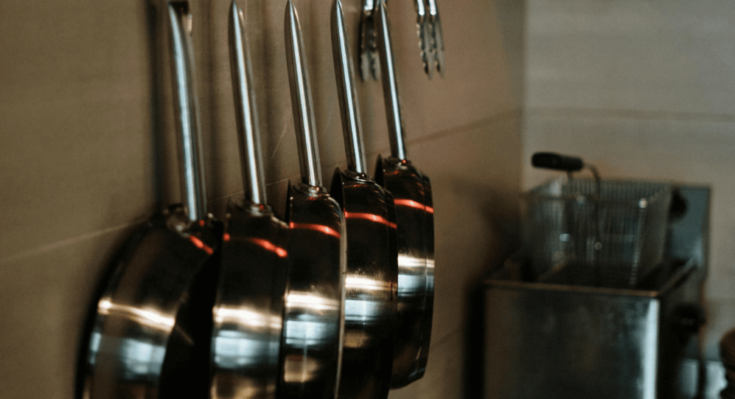 Хто б міг подумати, що цей “сувенір” так швидко відмиє старі сковорідки: лайфхак з мила й популярного напою 