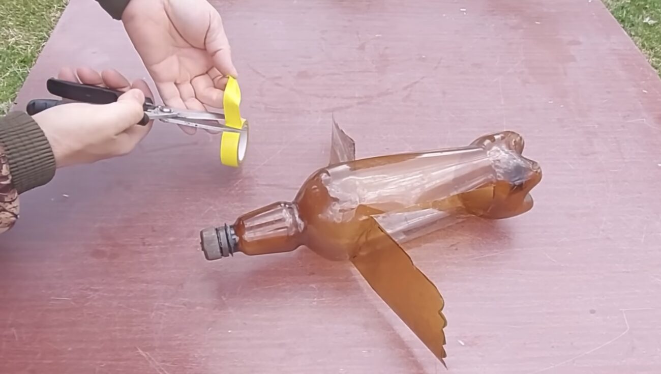 Городники розповіли, навіщо розвішувати порожні пляшки на паркані 