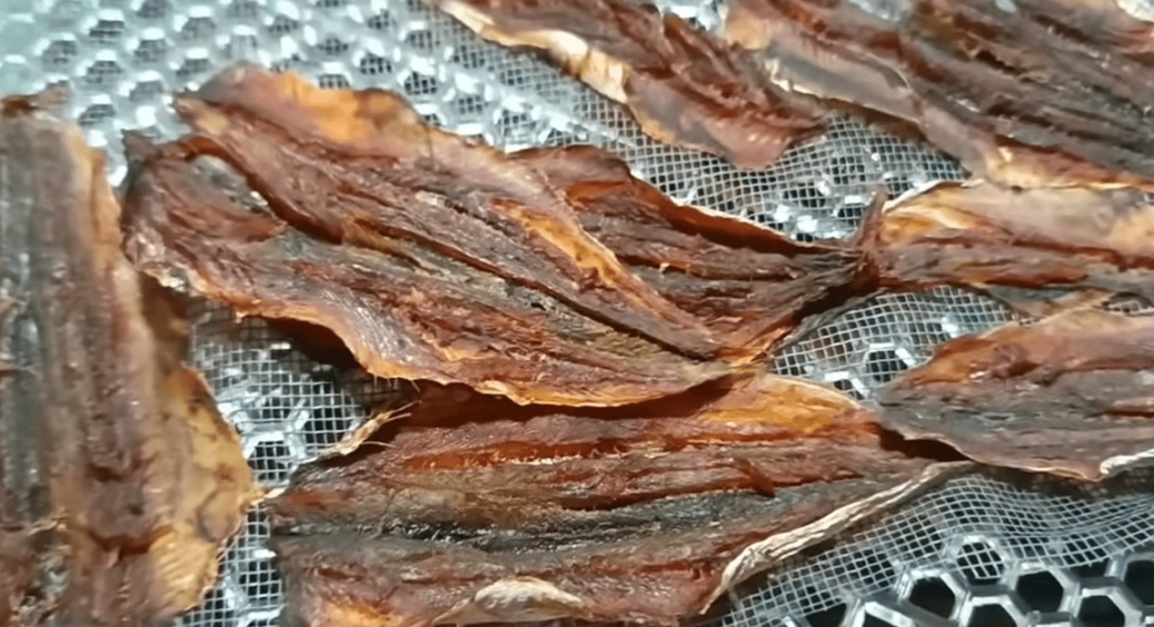 Сусідка дала рецепт рибних джерків: ні хімії, ні приправ з пакетика – чоловіки тепер оминають пивний магазин 