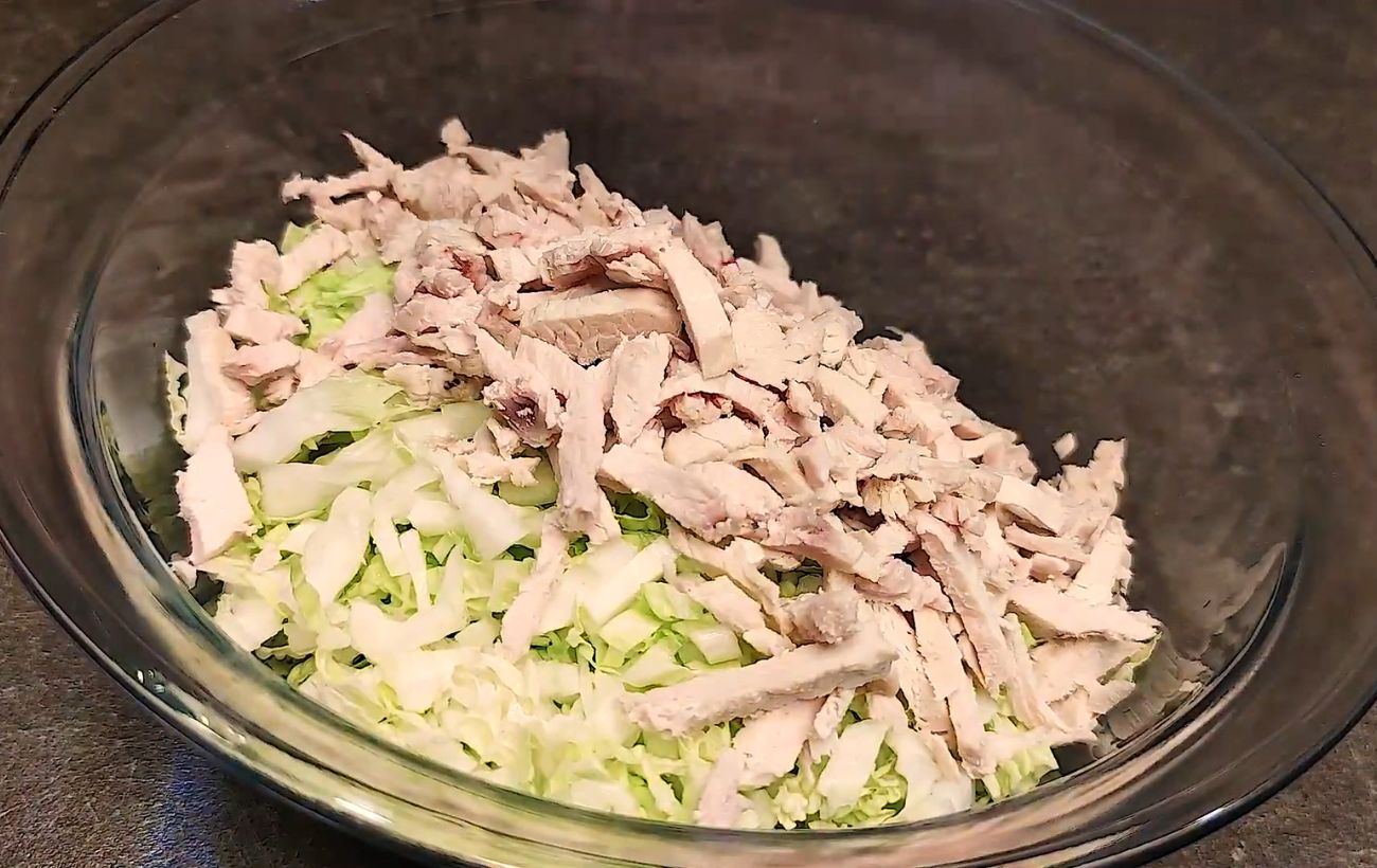 Кулінари розповіли, як приготувати смачний салат із корейською морквою, куркою та капустою