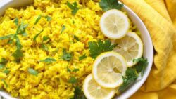 Кулінари розповіли, як приготувати смачний лимонний рис за 20 хвилин 