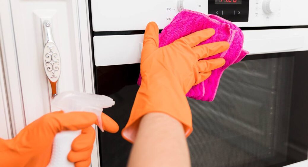 Не вірю своїм очам! Спробувала очистити скло духовки 1 дармовим пакетиком для тіста – ніякої кіптяви і жиру 