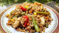 Кулінари розповіли, як приготувати гречку з куркою та овочами в духовці 