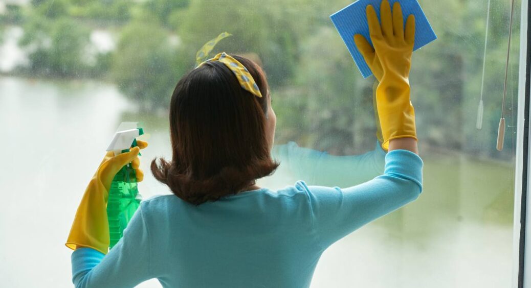 Будуть блищати, як діаманти під сонцем: 1 “дармовий” засіб для миття вікон – жодного пилу та розводів 