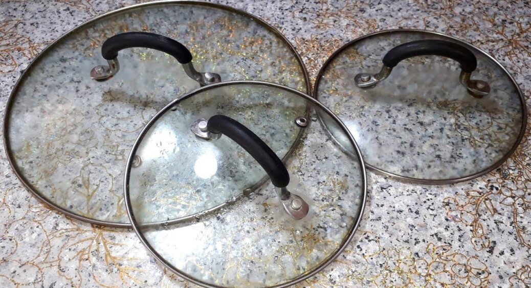 Виявляється, все просто! Відмиваю жир з кромок кришок за 30 хвилин: окріп та 1 ложка цього – і блищить 