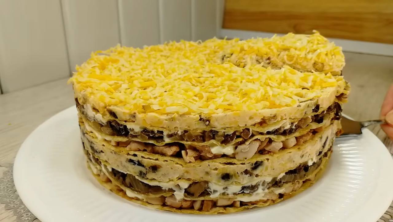 Кулінари розповіли, як приготувати торт із коржами з лаваша, куркою та сиром