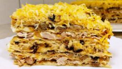 Кулінари розповіли, як приготувати торт із коржами з лаваша, куркою та сиром 