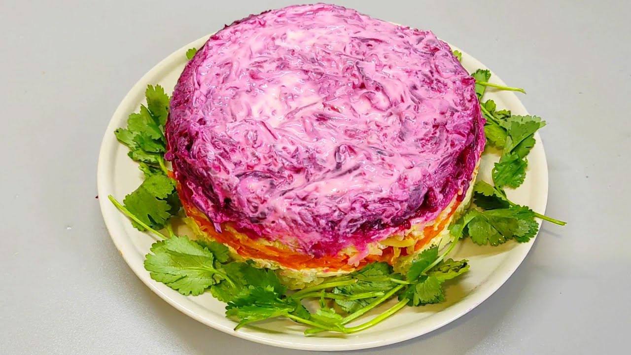 Шеф-кухарі розповіли, як приготувати буряковий салат із копченою скумбрією