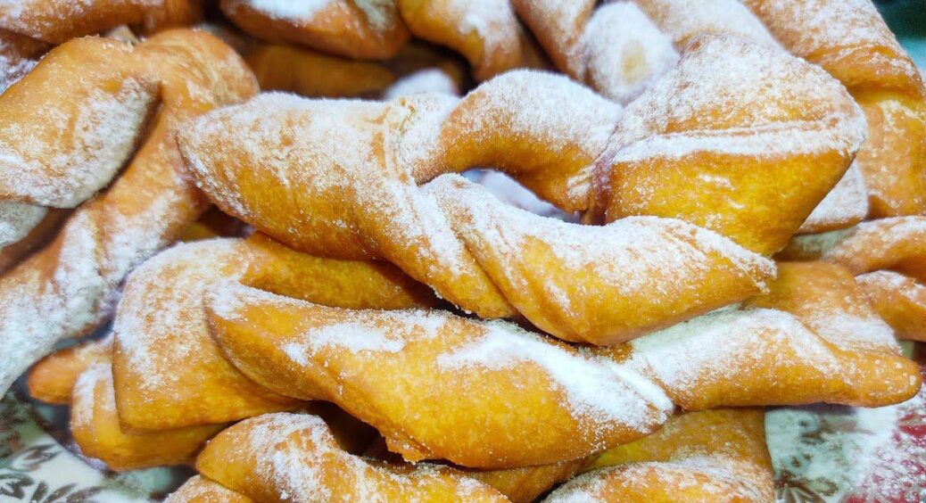 Беру 220 мл молока та “жменьку” борошна – і за рецептом знайомої з Вінниці готую смачнючий хворост на молоці 