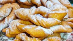 Досвідчені кулінари розповіли, як приготувати смачний хворост на молоці 