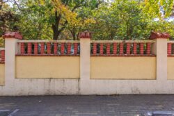 Експерти розповіли, як побудувати паркан із сітки рабиці своїми руками 