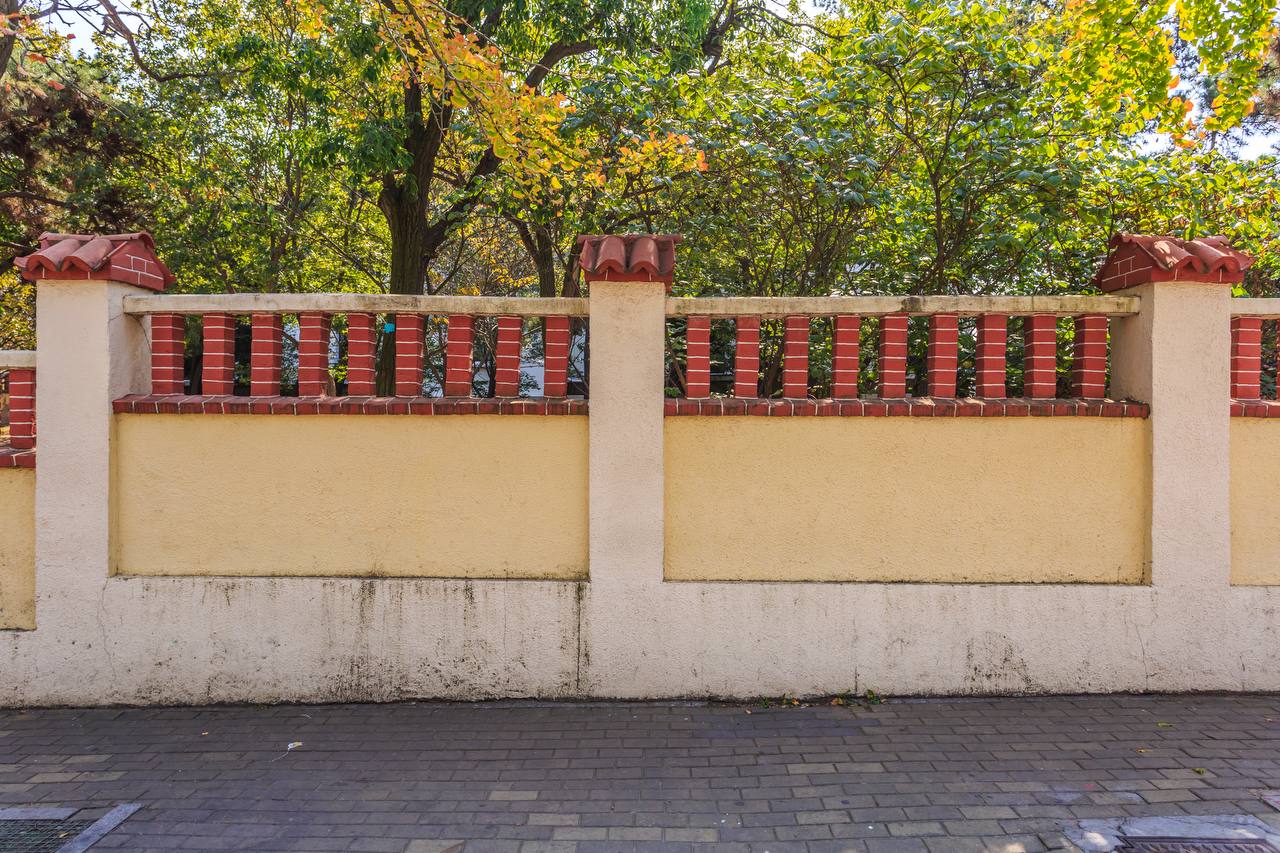 Експерти розповіли, як побудувати паркан із сітки рабиці своїми руками