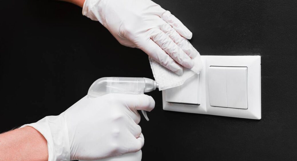 Розетки та вимикачі сяють чистотою, як нові! Цей аптечний засіб позбавить від бруду та жовтизни за 2 хвилини 