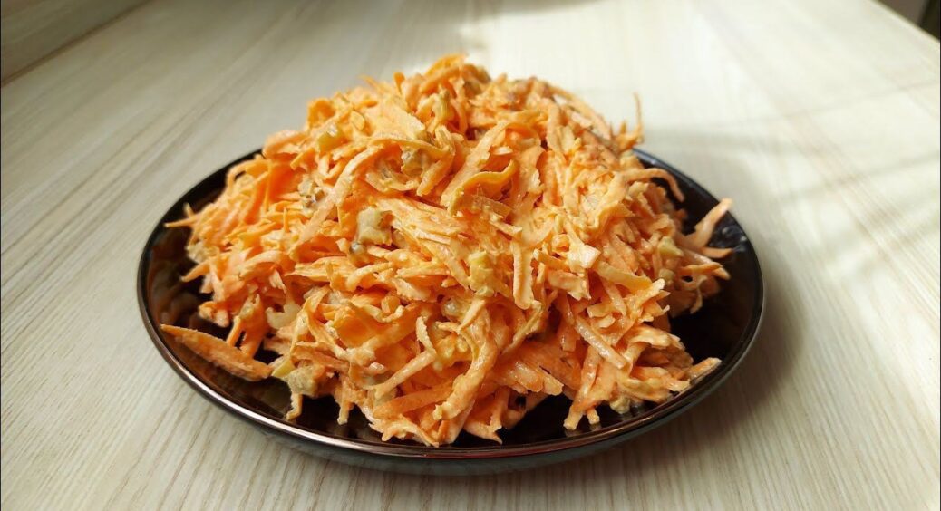 Змели зі столу першим! Такий салат із моркви за 10 хв прикрасить будь-який святковий стіл – ароматна закуска 