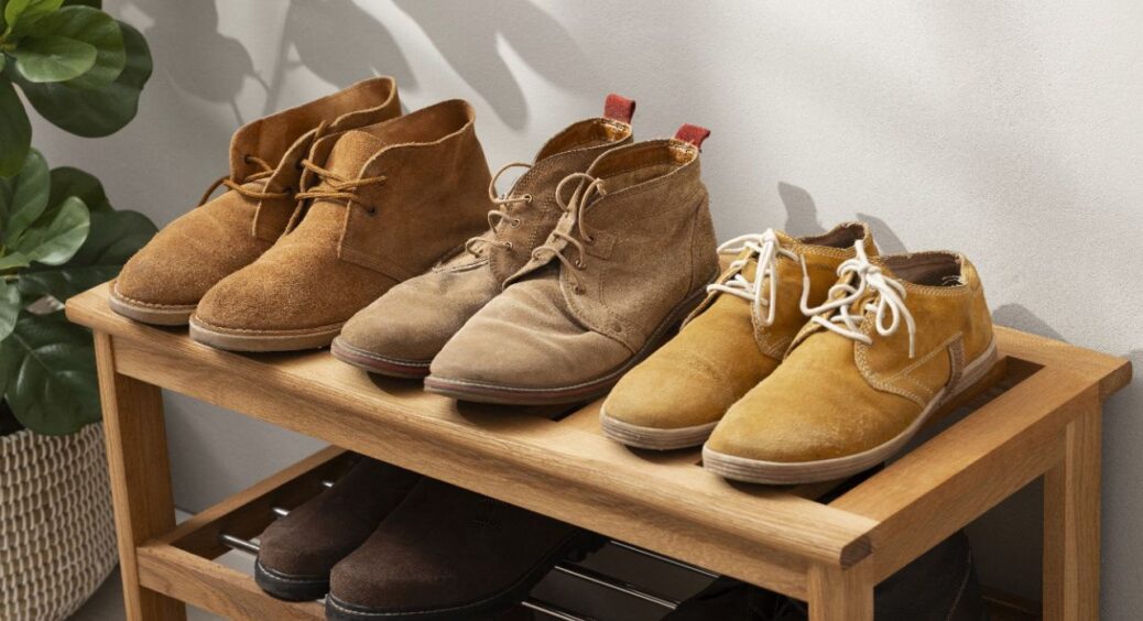 Не сода і не лавровий лист: кладу на ніч 1 “штучку” у взуття — і на ранок від неприємного запаху ані сліду 