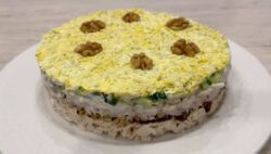 Кулінари розповіли, як приготувати ніжний салат із куркою та чорносливом 