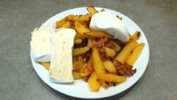 Шеф-кухарі розповіли, як приготувати смажену картоплю з фаршем на сковороді 