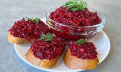 Кулінари розповіли, як приготувати цікаву закуску з буряка та солоних огірків 