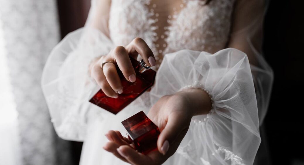 Парфуми стійко тримаються до 3 днів: на які частини тіла їх нанести – маленька хитрість від парфумерів 