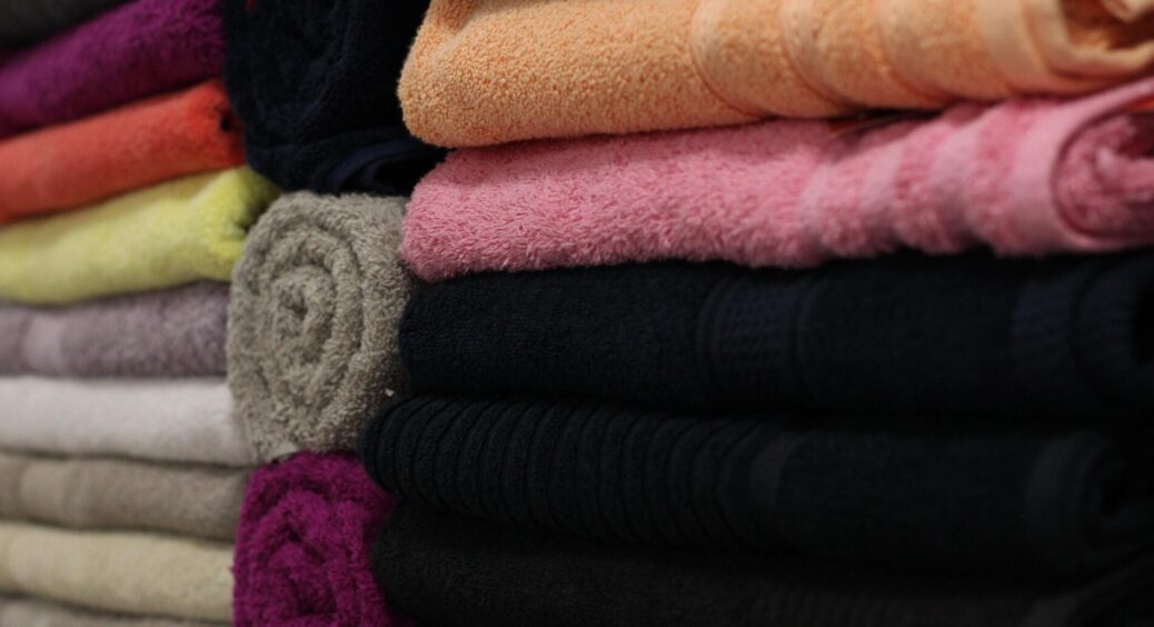 1 склянка під час прання – і старі махрові рушники стануть ніжнішими за зефір: свекруха розкрила цей спосіб 